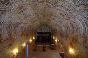 intérieur de l'église sous-terraine